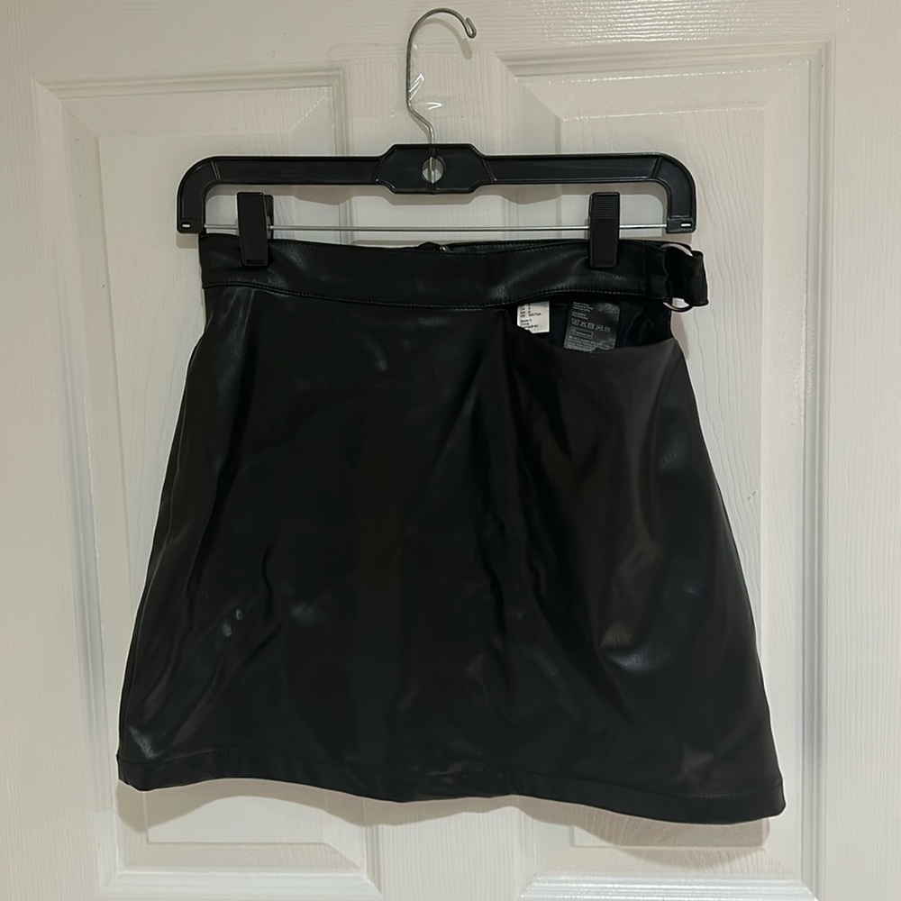 Cute skirt from H&M size 6 and color black.